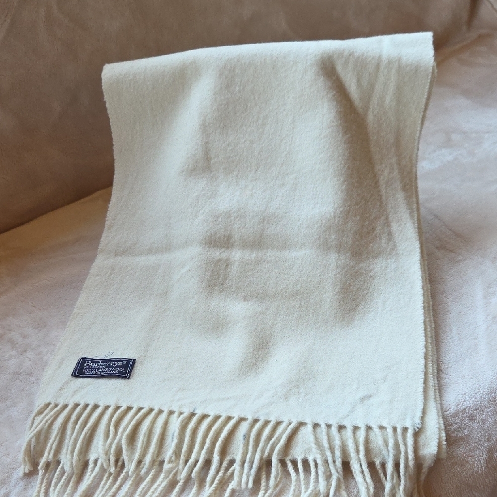 Burberry Luxurious Cream Lambswool Scarf 🧣
